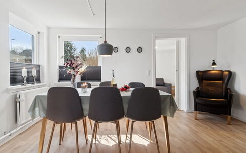 Keld - 350M from the Sea: Mueble, Diseño De Interiores, Piso, Madera, Suelo, Silla, Cocina Y Comedor Mesa, Mesa, Techo, Comedor