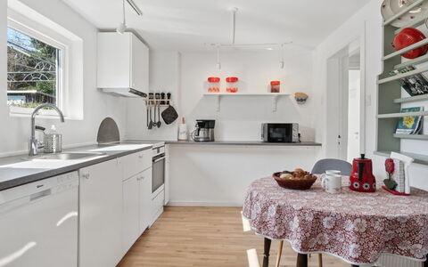 Keld - 350M from the Sea: Cocina, Aparato De Cocina, Mueble, Mostrador, Diseño De Interiores, Electrodoméstico, Piso, Gabinetes, Techo, Electrodoméstico