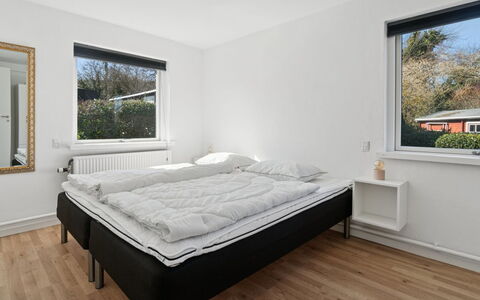 Keld - 350M from the Sea: Habitación, Cama, Madera, Diseño De Interiores, Techo, Lecho, Suelo, Sábana, Piso, Marco De La Cama