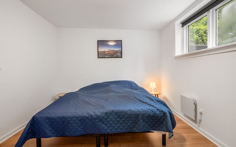 Albina - 650M from the Sea: Habitación, Madera, Diseño De Interiores, Techo, Cama, Suelo, Piso, Sábana, Habitación, Lecho