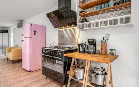 Albina - 650M from the Sea: Aparato De Cocina, Electrodoméstico, Diseño De Interiores, Cocina, Madera, Piso, Mueble, Electrodoméstico, Suelo, Encendiendo