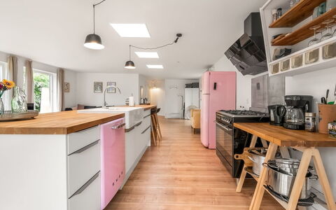 Albina - 650M from the Sea: Cocina, Diseño De Interiores, Mueble, Mostrador, Aparato De Cocina, Piso, Electrodoméstico, Madera, Suelo, Techo