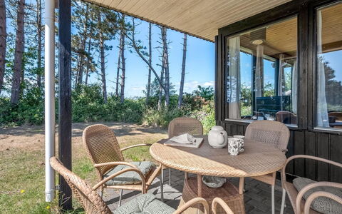 Tatianna - 100M from the Sea: Madera, Casa, Porche, Cubierta, Madera Dura, Techo, Manchas De Madera, Suelos De Madera, Eco Hotel