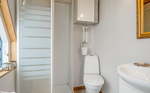 Annalia - 400M from the Sea: Piso, Pared, Suelo, Arreglo De Tubería, Madera, Diseño De Interiores, Lavabo Del Baño, Techo, Habitación, Baño