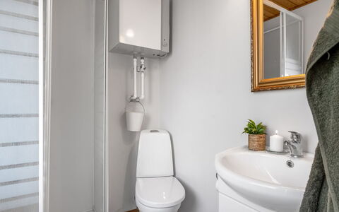 Annalia - 400M from the Sea: Asiento Del Baño, Arreglo De Tubería, Pared, Baño, Piso, Baño, Suelo, Madera, Lavabo Del Baño, Diseño De Interiores