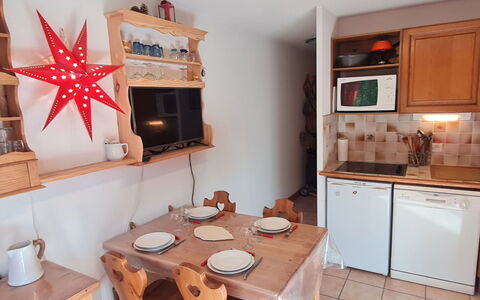 Chalets D'Or D: Mueble, Suelo, Diseño De Interiores, Piso, Departamento, Silla, Cocina Y Comedor Mesa, Vaso, Sombra, Balcón