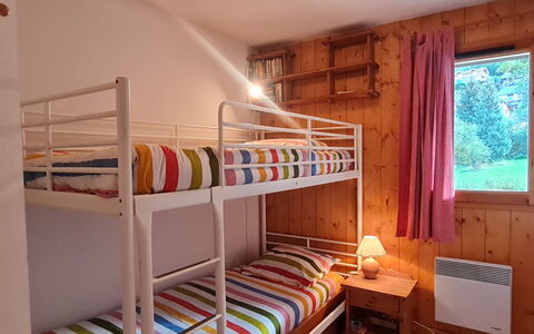 Chalets D'Or D: Mueble, Suelo, Diseño De Interiores, Piso, Departamento, Silla, Cocina Y Comedor Mesa, Vaso, Sombra, Balcón