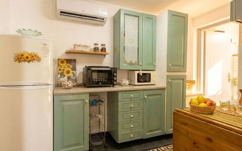 Il Girasole: Gabinetes, Mueble, Cocina, Diseño De Interiores, Aparato De Cocina, Mostrador, Madera, Electrodoméstico, Piso, Alacena
