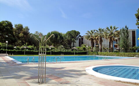 Reus Mediterrani: Cielo, Agua, Propiedad, Planta, Azur, Árbol, Piscina, Sombra, Arecales, Barrio Residencial
