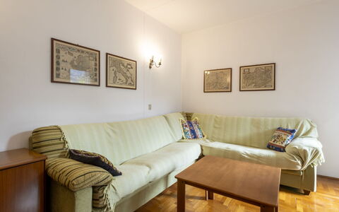 Monte Livrio: Mueble, Sofá, Pared, Diseño De Interiores, Piso, Madera, Suelo, Habitación, Sala, Marco