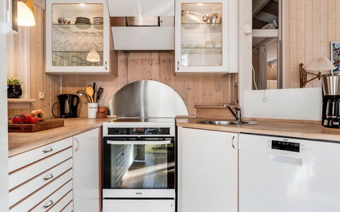Siegfried - 400M from the Sea: Aparato De Cocina, Cocina, Electrodoméstico, Diseño De Interiores, Madera, Mostrador, Piso, Mueble, Electrodoméstico, Gabinetes