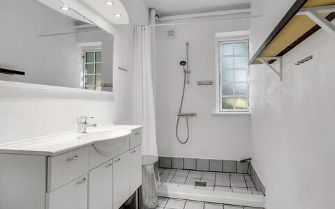Iivo - 1.3Km from the Sea: Arreglo De Tubería, Piso, Pared, Diseño De Interiores, Suelo, Baño, Lavabo, Techo, Plomería, Grifo