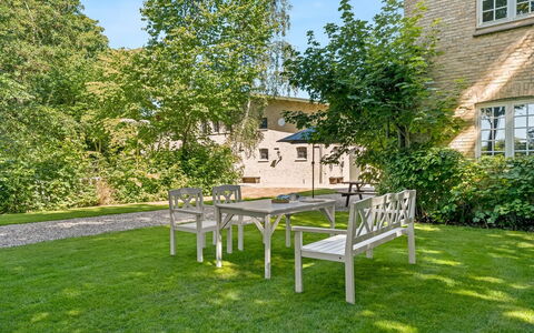 Iivo - 1.3Km from the Sea: Mueble, Mueble Para Exteriores, Arbusto, Silla, Jardín, Sombra, Cobertura Del Suelo, Mesa Al Aire Libre, Césped, Patio Interior