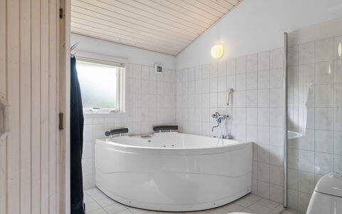 Frederikke - 875M from the Sea: Piso, Arreglo De Tubería, Suelo, Diseño De Interiores, Techo, Baño, Bañera, Plomería, Grifo, Material Compuesto