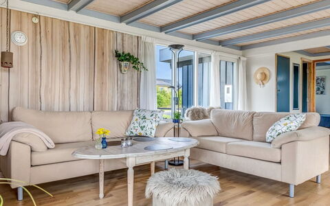 Nielsine - 250M from the Sea: Mueble, Diseño De Interiores, Piso, Madera, Suelo, Techo, Sofá, Habitación, Sala, Casa
