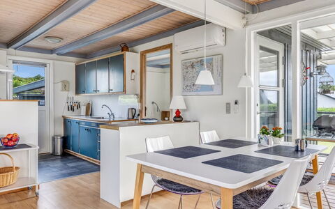 Nielsine - 250M from the Sea: Madera, Piso, Diseño De Interiores, Mueble, Techo, Cocina, Cocina Y Comedor Mesa, Suelos De Madera, Silla, Madera Dura