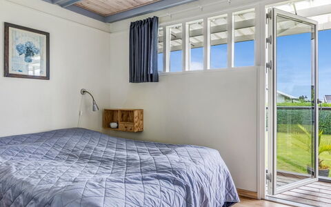 Nielsine - 250M from the Sea: Madera, Suelo, Piso, Techo, Diseño De Interiores, Habitación, Casa, Cama, Sábana, Habitación