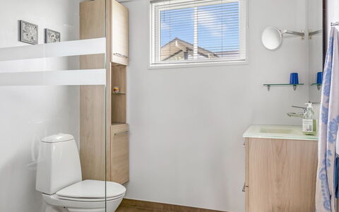 Nielsine - 250M from the Sea: Arreglo De Tubería, Asiento Del Baño, Baño, Suelo, Madera, Piso, Diseño De Interiores, Baño, Plomería, Lavabo