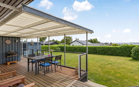 Nielsine - 250M from the Sea: Techo, Sombra, Material Compuesto, Cubierta, Porche, Mueble Para Exteriores, Patio, Estructura Al Aire Libre, Toldo, Madera Dura