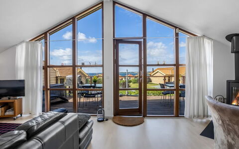 Rouwen - 120M from the Sea: Madera, Piso, Suelo, Mueble, Diseño De Interiores, Casa, Techo, Sofá, Sala, Puerta