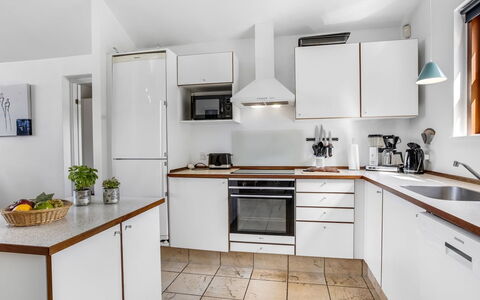 Rouwen - 120M from the Sea: Cocina, Aparato De Cocina, Mostrador, Electrodoméstico, Gabinetes, Diseño De Interiores, Electrodoméstico, Piso, Techo, Mueble