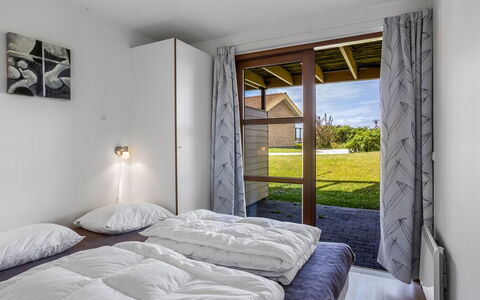 Rouwen - 120M from the Sea: Diseño De Interiores, Madera, Suelo, Piso, Techo, Cama, Habitación, Mueble, Casa, Habitación