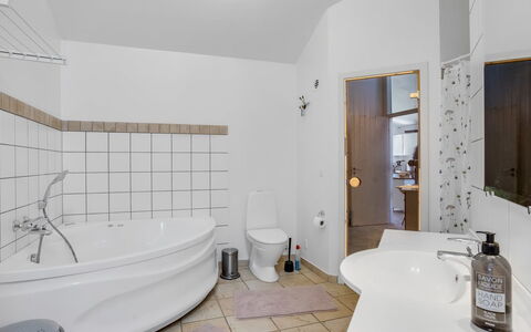 Rouwen - 120M from the Sea: Diseño De Interiores, Piso, Arreglo De Tubería, Suelo, Techo, Baño, Bañera, Habitación, Plomería, Encendiendo