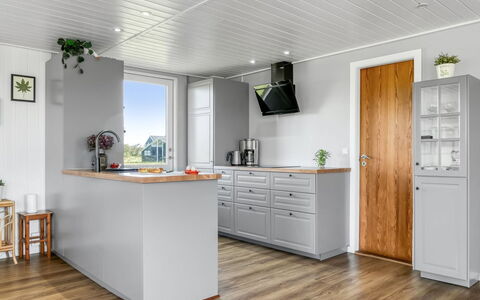 Leonard - 130M from the Sea: Piso, Madera, Suelos De Madera, Suelo, Cocina, Mueble, Aparato De Cocina, Gabinetes, Electrodoméstico, Diseño De Interiores