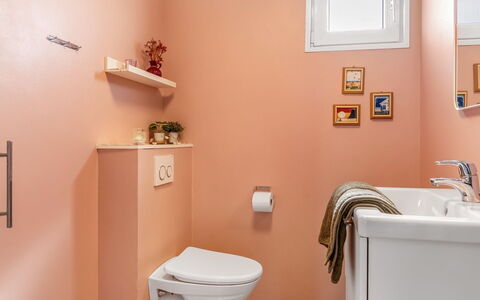 Leonard - 130M from the Sea: Baño, Arreglo De Tubería, Asiento Del Baño, Baño, Diseño De Interiores, Lavabo, Plomería, Piso, Suelo, Grifo