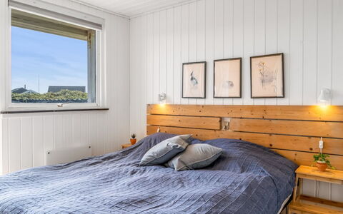 Leonard - 130M from the Sea: Madera, Habitación, Lecho, Cama, Sábana, Linos, Piso, Diseño De Interiores, Suelo, Marco De La Cama