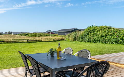 Leonard - 130M from the Sea: Cielo, Mueble, Mesa, Mueble Para Exteriores, El Terreno Del Lote, Mesa Al Aire Libre, Silla, Cocina Y Comedor Mesa, Sombra, Cubierta