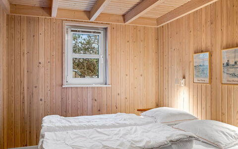 Henne - from the Sea: Madera, Piso, Suelo, Habitación, Diseño De Interiores, Techo, Cama, Sábana, Suelos De Madera, Madera Dura