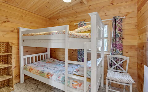 Woodland Lodge: Madera, Diseño De Interiores, Suelo, Casa, Techo, Habitación, Cabaña, Manchas De Madera, Litera, Linos