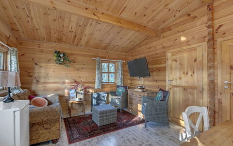 Woodland Lodge: Mueble, Madera, Diseño De Interiores, Techo, Habitación, Piso, Casa, Suelo, Cabaña, Encendiendo