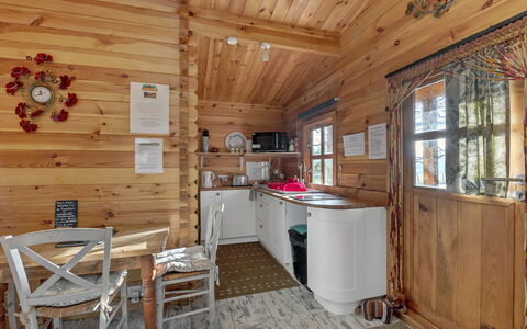 Woodland Lodge: Madera, Mueble, Cabaña, Casa, Casa, Cuarto De Troncos, Puerta, Habitación, Madera Dura, Manchas De Madera