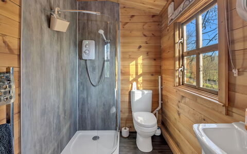 Woodland Lodge: Madera, Piso, Arreglo De Tubería, Casa, Puerta, Cabaña, Suelo, Cuarto De Troncos, Techo, Plomería