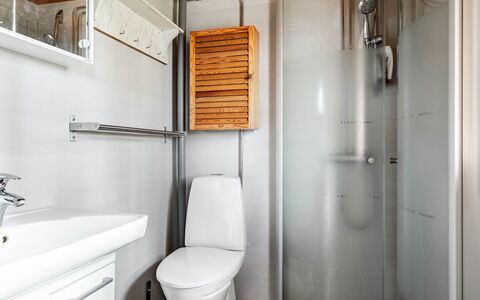 Huset På Udden: Asiento Del Baño, Arreglo De Tubería, Piso, Madera, Baño, Suelo, Baño, Diseño De Interiores, Lavabo Del Baño, Plomería