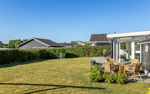 Raymond - 175M from the Sea: Inmuebles, Sombra, Entrada De Coches, Casa De Campo