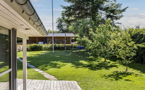 Alfwin - 300M from the Sea: Techo, Casa, Casa, Cabaña, Vía Muerta, Inmuebles, Entrada De Coches, Edificios Del Jardín, Yarda, Cobertizo