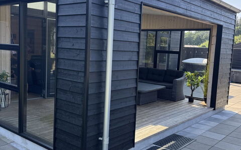 Abbo - 750M from the Sea: Madera, Puerta, Material Compuesto, Suelo, Vía Muerta, Madera Dura, Tablón, Manchas De Madera, Cubierta, Edificios Del Jardín