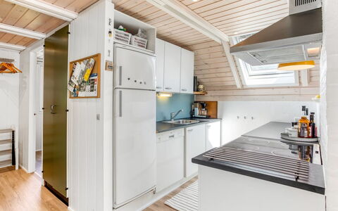 Frodde - 200M from the Sea: Cocina, Piso, Madera, Electrodoméstico, Diseño De Interiores, Suelo, Techo, Mostrador, Aparato De Cocina, Suelos De Madera