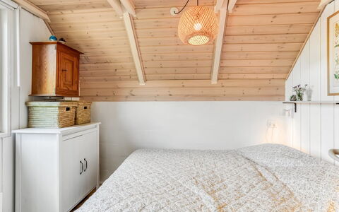 Frodde - 200M from the Sea: Diseño De Interiores, Mueble, Habitación, Cama, Madera, Techo, Piso, Suelo, Lámpara, Habitación