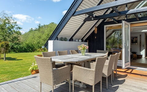 Frodde - 200M from the Sea: Madera, Casa, Techo, Mueble, Porche, Silla, Cabaña, Puerta, Cubierta, Cocina Y Comedor Mesa