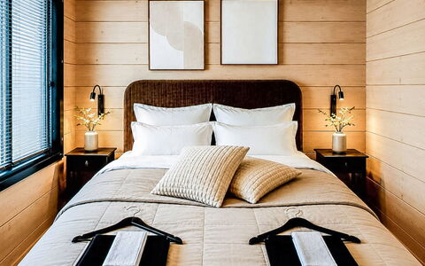 Villa Haave: Mueble, Cama, Habitación, Diseño De Interiores, Madera, Suelo, Piso, Sábana, Linos, Textil