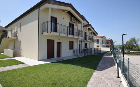 Casa In Collina: Fachada, Barrio Residencial, Casa, Casa, Puerta, Balcón, Inmuebles, Sombra, Suburbio, Porche