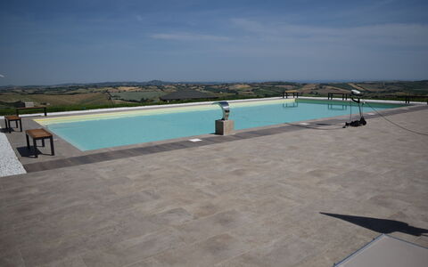 Casa In Collina: Material Compuesto, Piscina, Hormigón, Sombra, Loseta, Losa