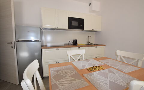 Casa In Collina: Mueble, Diseño De Interiores, Piso, Suelo, Madera, Habitación, Gabinetes, Cocina, Electrodoméstico, Encendiendo