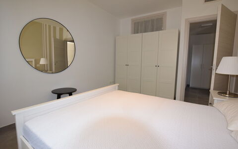 Casa In Collina: Mueble, Cama, Diseño De Interiores, Habitación, Suelo, Piso, Pared, Lecho, Madera, Sábana