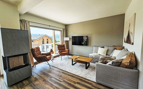 Bodensdorf 604: Madera, Piso, Suelo, Mueble, Diseño De Interiores, Sofá, Sala, Suelos De Madera, Casa, Madera Dura