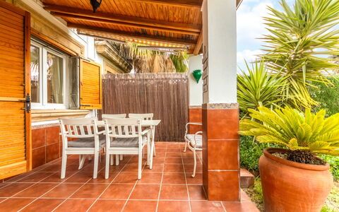 Villa Jardin: Planta, Propiedad, Edificio, Ventana, Maceta, Madera, Encendiendo, Diseño De Interiores, Planta De Casa, Mueble Para Exteriores